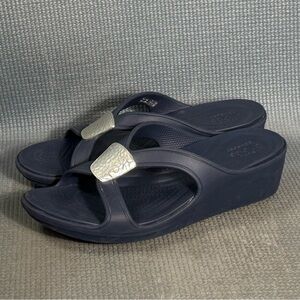 CROCS Women’s Sanrah Embellished Hammered Navy Blue Wedge Sandals Size 9
